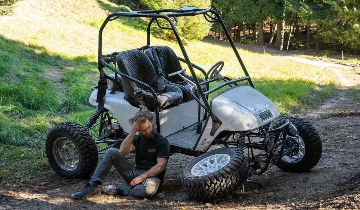 Golfvogn med Yamaha-motor på 180 hk forvandles til et off-road monster, men kolliderer med et tre