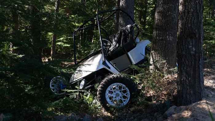 Carrello da golf con motore Yamaha da 180 CV si trasforma in un mostro off-road, ma collide con un albero (Instagram @grindhardplumbingco)