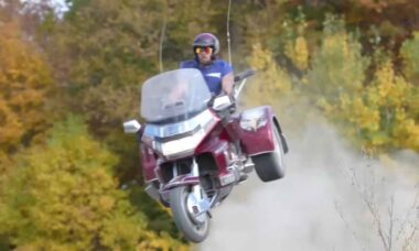 Incrível salto com Goldwing celebra 50 anos da lendária moto e deixa fãs impressionados