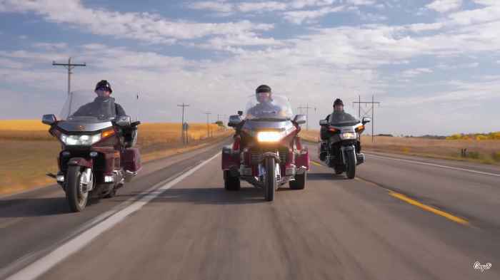 Incredible jump with Goldwing celebrates 50 years of the legendary motorcycle and impresses fans (YouTube @CboysTV)