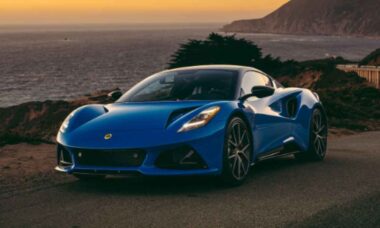 Lotus Emira 2025 ganha versão turbo com mais potência apenas em mercados selecionados