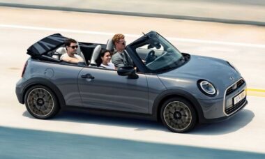 Mini Cooper Convertible 2025 conta com novo design e funções divertidas