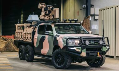 Supacat transforma Toyota Hilux em veículo militar 6X6 para enfrentar desafios em terrenos hostis