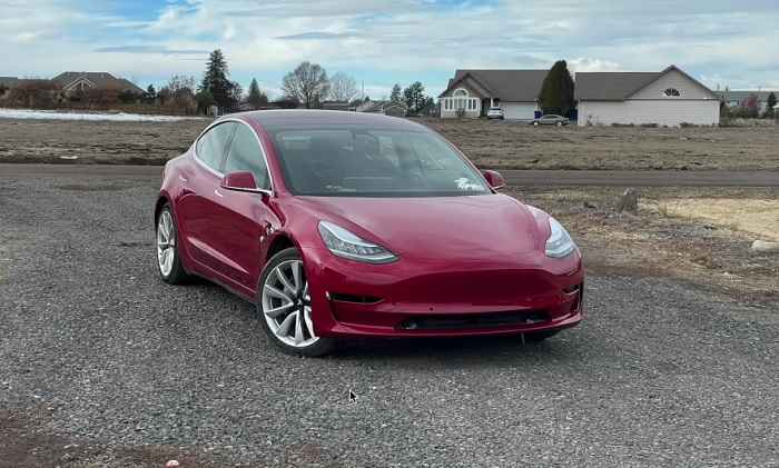 Tiener restaureert verwoeste Tesla en bespaart $27.000 op het project (YouTube / @WinstonsGarage)