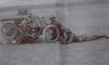 Foto de 1919 revela a engenharia inusitada do Exército Britânico: motocicleta com metralhadora Vickers