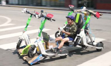 Youtuber transforma patinetes elétricos em carro funcional com volante sem fio