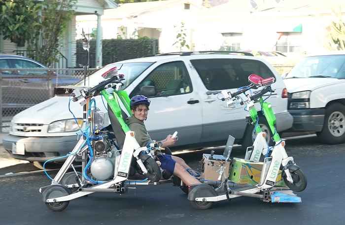 Youtuber transforma patinetes elétricos em carro funcional com volante sem fio (YouTube / @MichaelReeves)