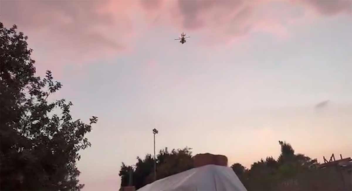 Imponerende luftjagt: Israelsk Apache-helikopter opfanger Hezbollah-drone. Foto: IDF