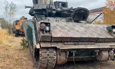 Forças russas capturam e exibem veículo M2 Bradley como troféu de guerra. Foto: Telegram @mod_russia