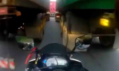 Vídeo mostra motociclista sendo esmagado por dois caminhões enquanto tenta passar entre eles . Fotos e vídeo: Reprodução Reddit xoxoSweetheart-0