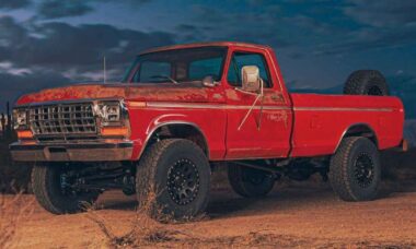 Ford F-250 Highboy 1978 é restaurada com estilo vintage e melhorias modernas em exibição no SEMA Show