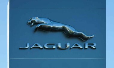 Jaguar encerra vendas de carros novos no Reino Unido e aposta em retorno 100% elétrico em 2026