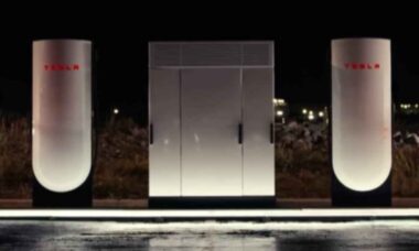 Tesla lança Supercharger de quarta geração com velocidade de carregamento 30% mais rápida para o Cybertruck