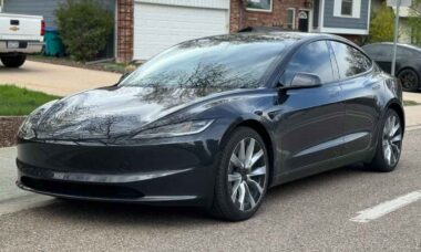 Homem fica chocado ao descobrir que seu Tesla de US$ 140 mil perdeu 67% do valor em 2 anos