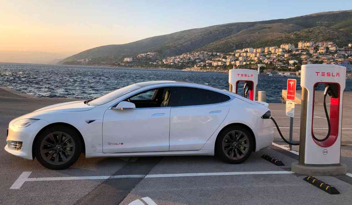 Tesla loses only 1% of charge after 10 days parked at the airport