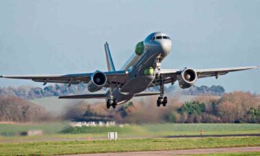 Reino Unido Apresenta banco de testes voador Excalibur baseado no Boeing 757. Foto X @Leonardo