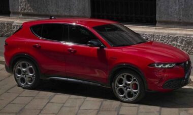 Alfa Romeo Tonale 2025 ganha versão não híbrida com motor turbo e preço US$ 10 mil mais baixo