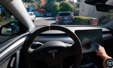 Video: Tesla Luncurkan Pembaruan Full Self-Driving (FSD) dan Memicu Diskusi di Media Sosial. Foto: X @AIDRIVR