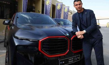 Cristiano Ronaldo ganha BMW de luxo de US$ 207 mil e expande coleção milionária de carros