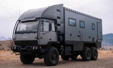 Motorhome 6x6 de luxo redefine aventuras off-road com conforto e autossuficiência para longas viagens