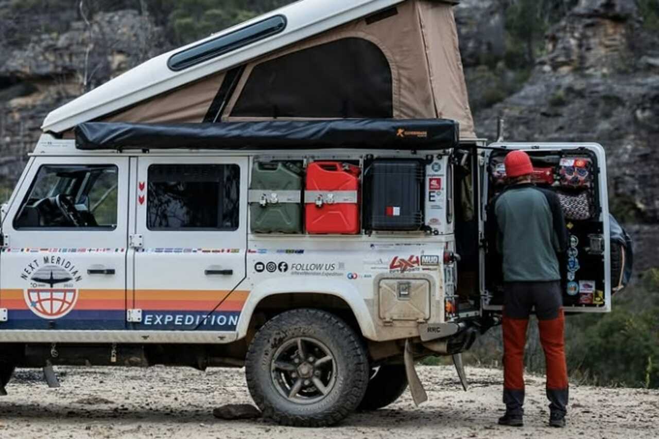 Casal mostra rotina morando em Land Rover adaptada para economizar com aluguel