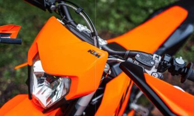 KTM enfrenta crise financeira com 265 mil motocicletas não vendidas e busca reestruturação