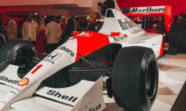 Netflix replica carros icônicos de Ayrton Senna para série sobre a lenda da Fórmula 1