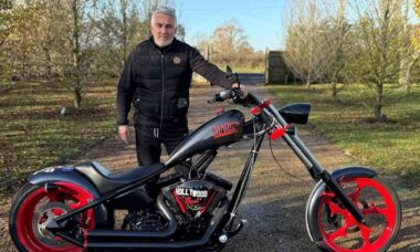 Moto customizada de jurado de “The Great British Bakeoff” vai a leilão – saiba o preço