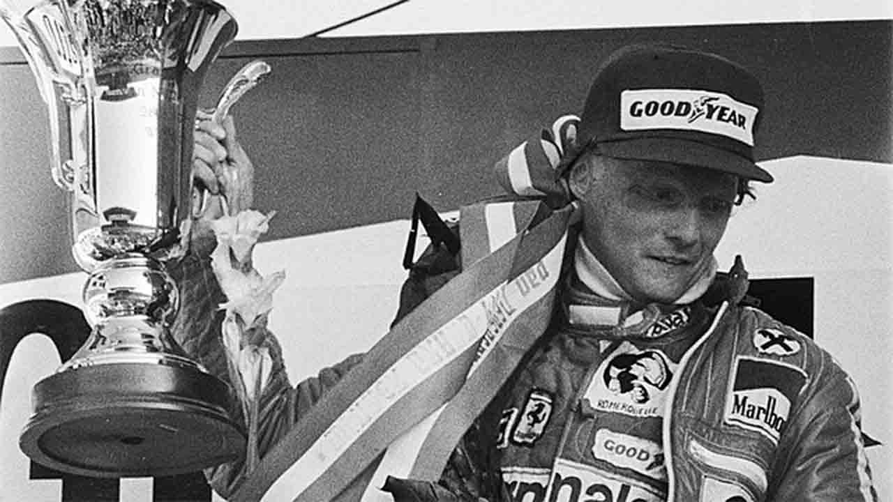 Lauda fejrer den hollandske Grand Prix i 1977. Foto: Wikimedia