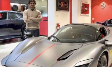 Carlos Sainz ganha supercarro de US$ 4 milhões como despedida da Ferrari