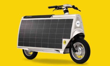 Patinete movido a energia solar combina design retrô e inovação para viagens curtas