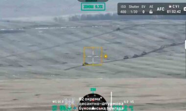 Vídeo: Paraquedistas ucranianos destroem tanque e 3 veículos de combate russos na região de Kursk. Fcabeook: @dshv82odshbr