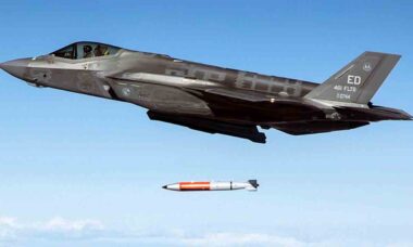 F-35 testa uma bomba B61-12. Foto: Wikimedia