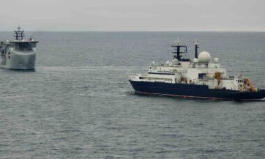 Marinha Real Britânica rastreia navio espião Russo no Canal da Mancha. Foto: X @DefenceHQ