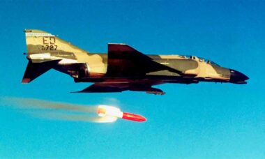 Teste de bomba nuclear B83 com F-4C Phantom. Foto: Wikimedia