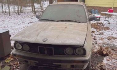 BMW E30 abandonado por 30 anos passa por restauração e surpreende novo proprietário