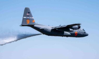 Avião C-130 Hercules com sistema de combate a incêndios auxilia no controle do fogo em Los Angeles