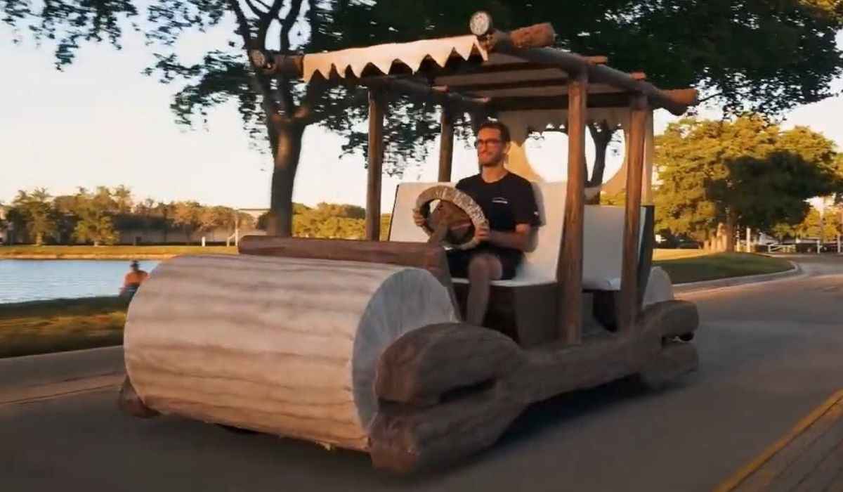 Golf cart ispirato ai Flintstones ruba la scena all'asta