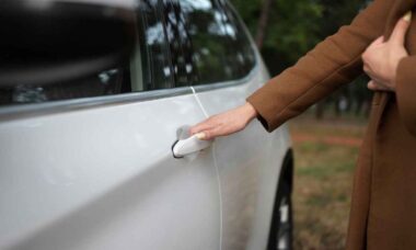 Choques elétricos ao tocar no carro? Descubra o motivo e como prevenir o fenômeno