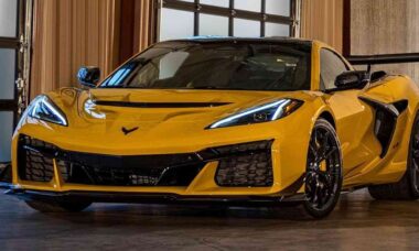 Primeiro Corvette ZR1 de 2025 é leiloado por US$ 3,7 milhões e arrecada fundos para a Cruz Vermelha