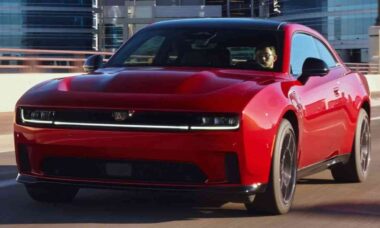 Dodge Charger Sixpack a gasolina chega em 2025 para reforçar linha após queda nas vendas