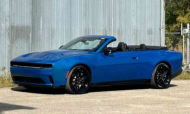 Dodge Charger elétrico ganha versão conversível em parceria com Drop Top Customs