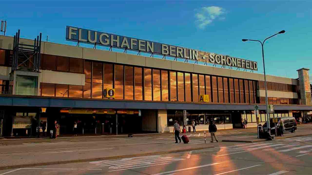 Achtergelaten auto op Berlijnse luchthaven staat meer dan een jaar geparkeerd en krijgt een boete van 210.000 dollar (Foto: Flughafen Berlin Brandenburg)