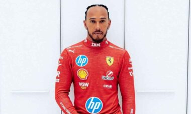 Lewis Hamilton faz estreia visual com a Ferrari e viraliza nas redes sociais com macacão vermelho