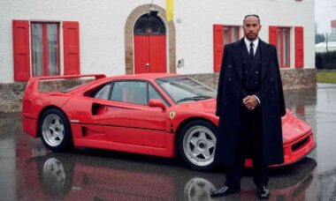 Lewis Hamilton inicia nova fase na Ferrari com estilo ao lado do icônico F40 em Maranello