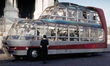 Ônibus raro e futurista dos anos 1950 será restaurado para voltar às ruas de Paris