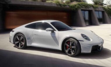 Porsche 911 Carrera S 2025 estreia mais potente, sem câmbio manual e com preços elevados