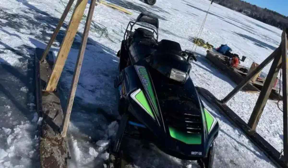 Pai e filho caem em lago congelado com moto de neve e resgate surpreende pela simplicidade