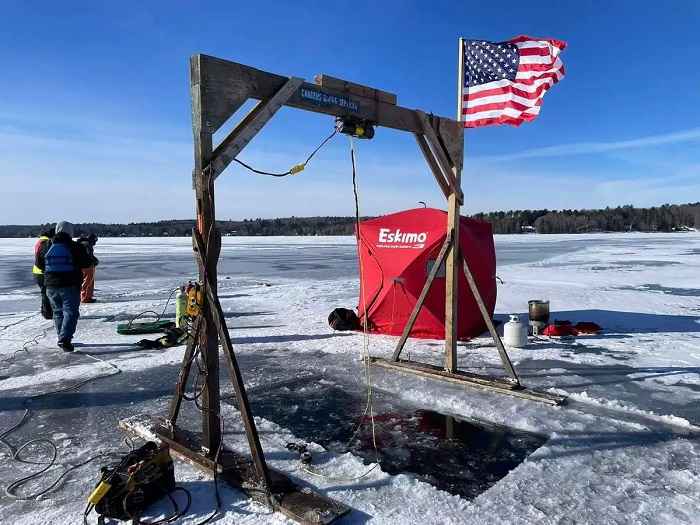 Pai e filho caem em lago congelado com moto de neve e resgate surpreende pela simplicidade (Dexter Fire Department)