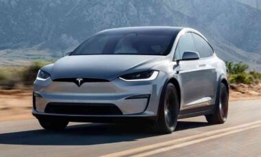 Tesla planeja lançar modelos mais acessíveis ainda este ano apostando em expansão da produção